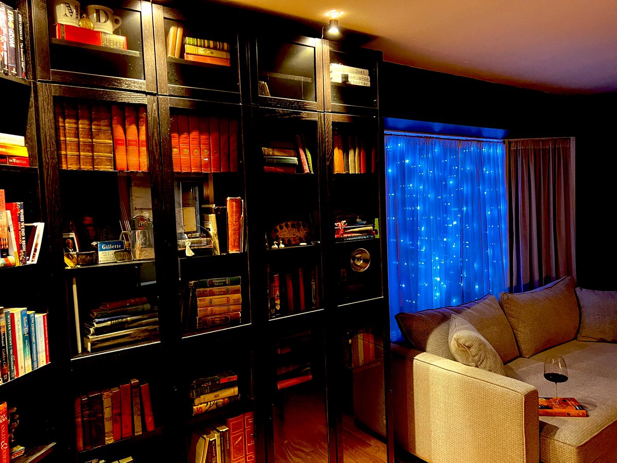 mlca88's tweet photo. Cozy, snowy nights. The only good thing about a ‘cold warning’ 🫣 #readerscommunity #WritingCommunity #BookTwitter https://t.co/kt2uIrGhqx