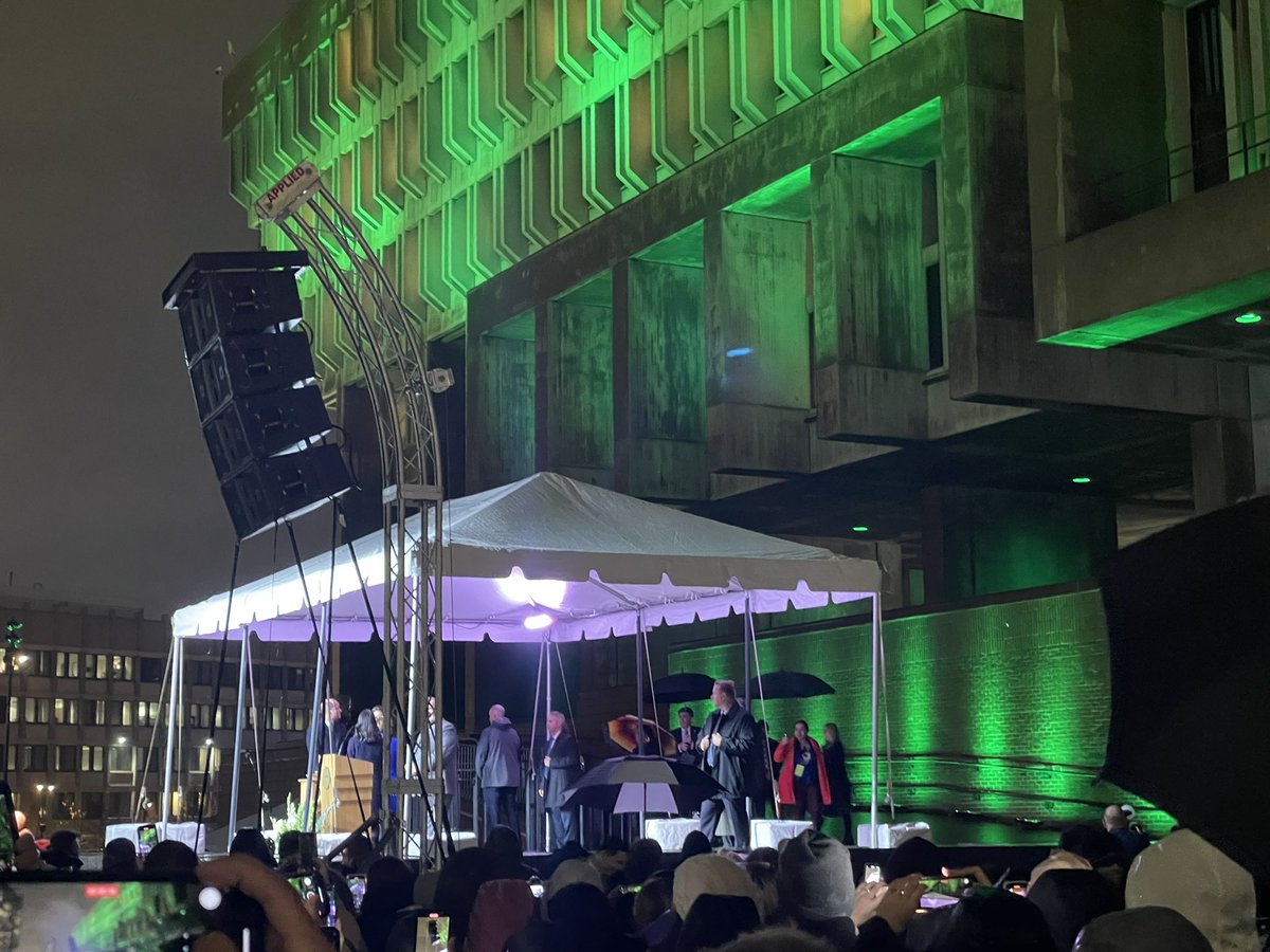 Boston City Hall was lit green tonight in honor of #EarthshotBoston2022, as the city also welcomed Prince William and Princess Kate. #Report4Charlie