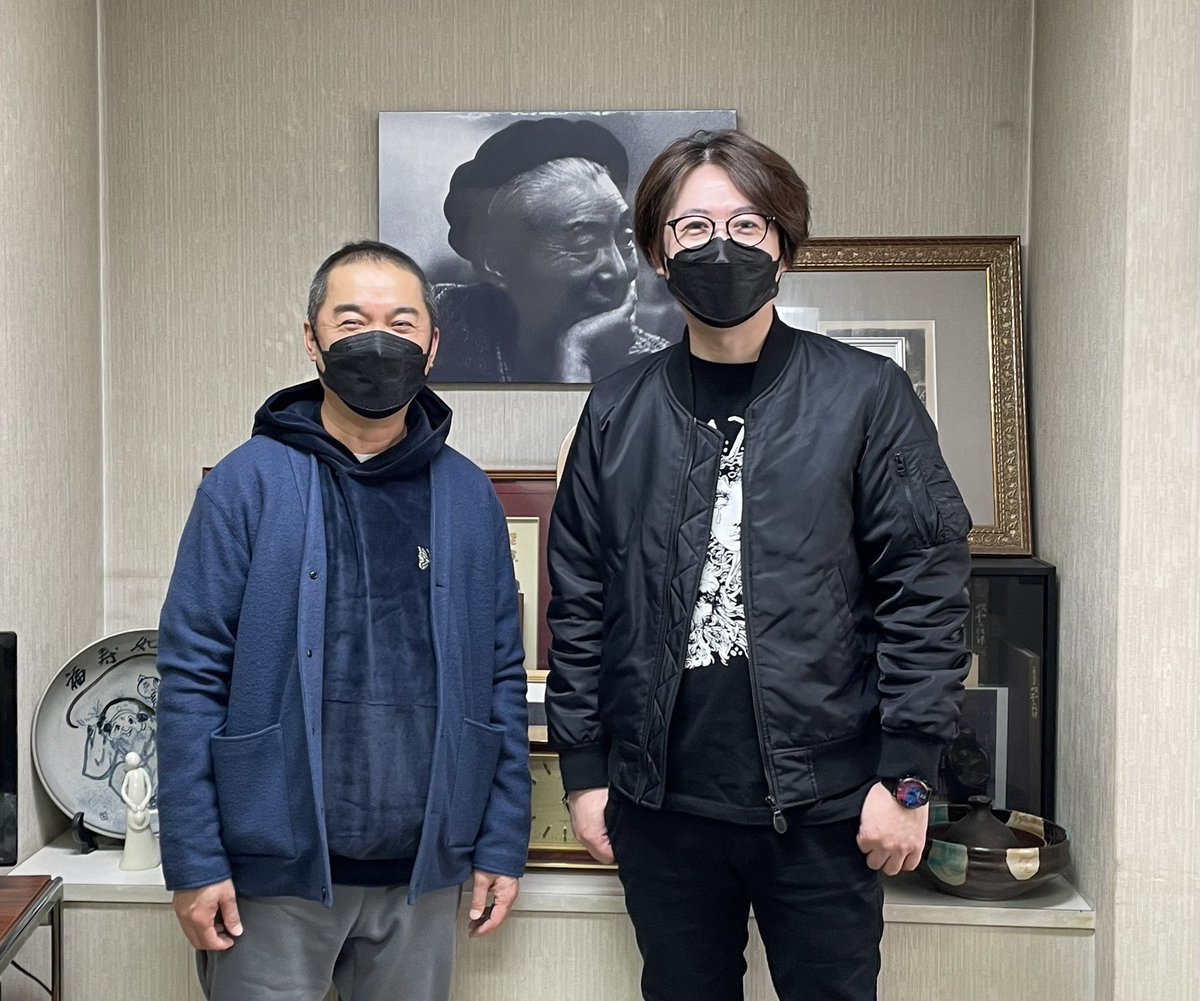 iaku_info's tweet photo. iaku Radio更新！
劇団俳優座の演出家・眞鍋卓嗣さんをゲストに迎えました。
俳優座『首のないカマキリ』『雉はじめて鳴く』と、横山とのコンビで作ってきた作品に触れながら、最新作『猫、獅子になる』について語りました。

【前編】
https://t.co/V5PUt0WopX https://t.co/6jOZFqrZ2V