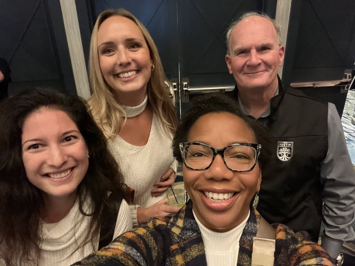 MYvetteWB's tweet photo. @DellMedSchool FMIGS crew at @AAGL #AAGL22challenge @AAGLJMIG https://t.co/2Qofex96hd