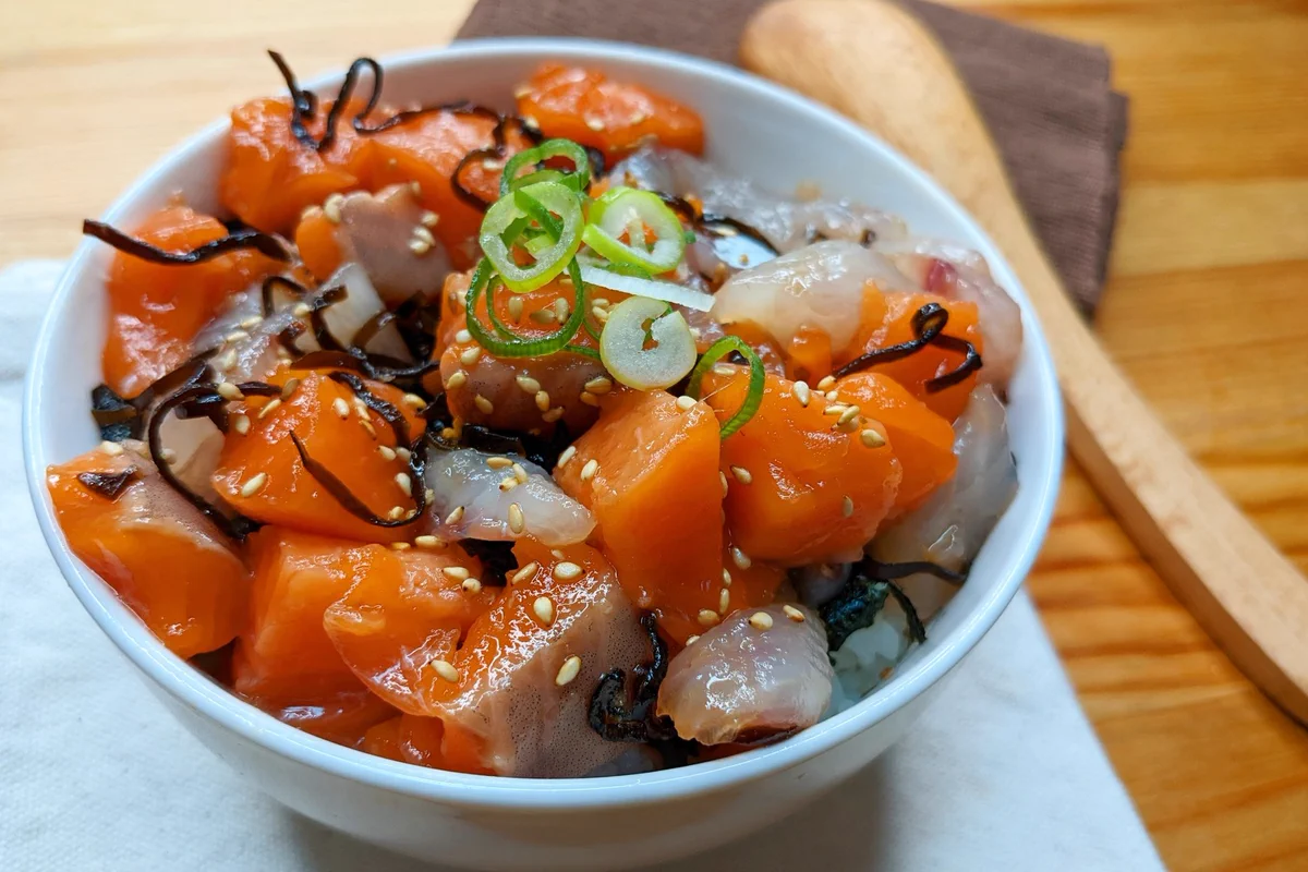 海鮮ごろごろ贅沢丼！旨味たっぷり「サーモン鯛塩こんぶ丼」。