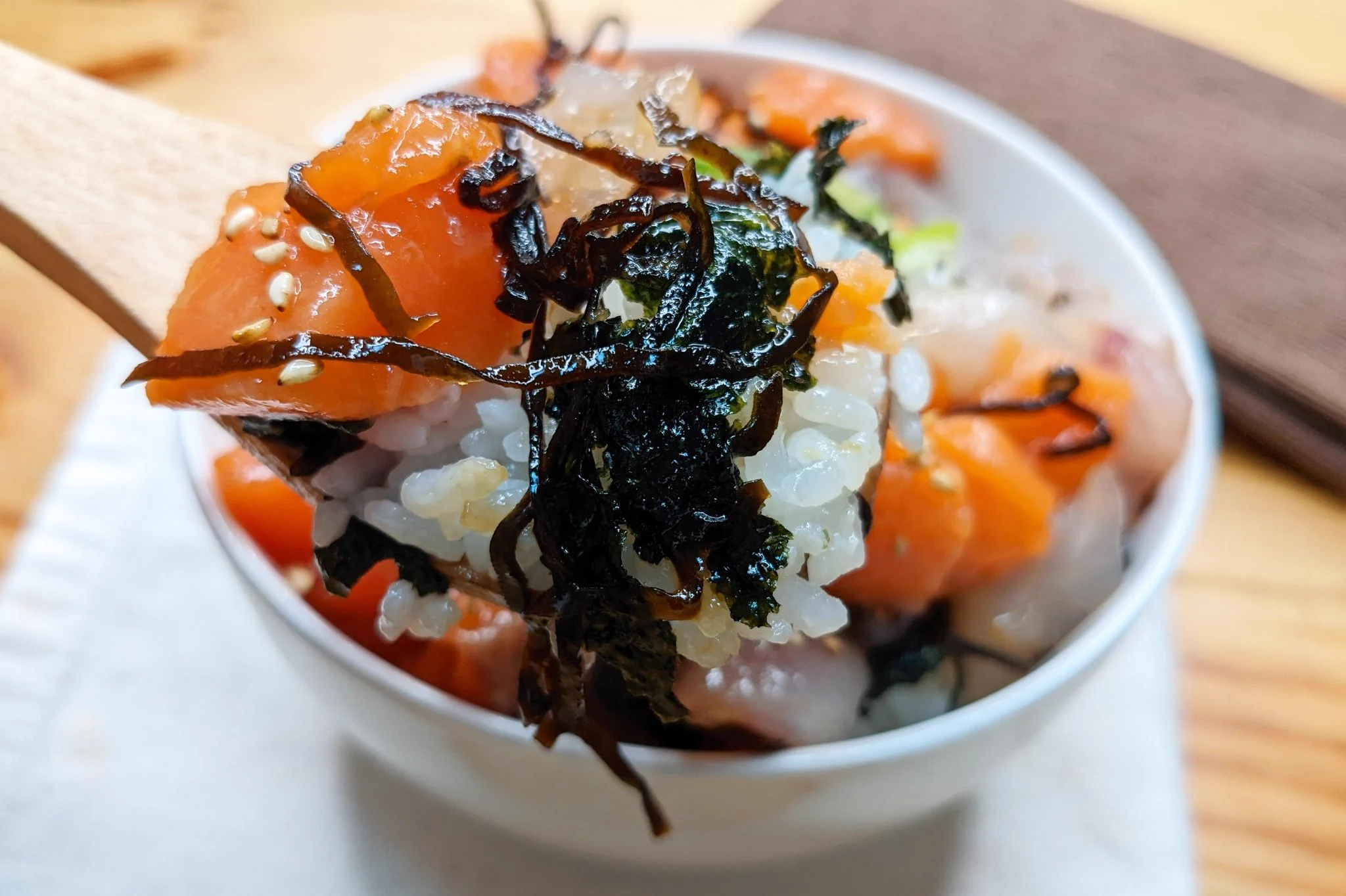 海鮮ごろごろ贅沢丼！旨味たっぷり「サーモン鯛塩こんぶ丼」。