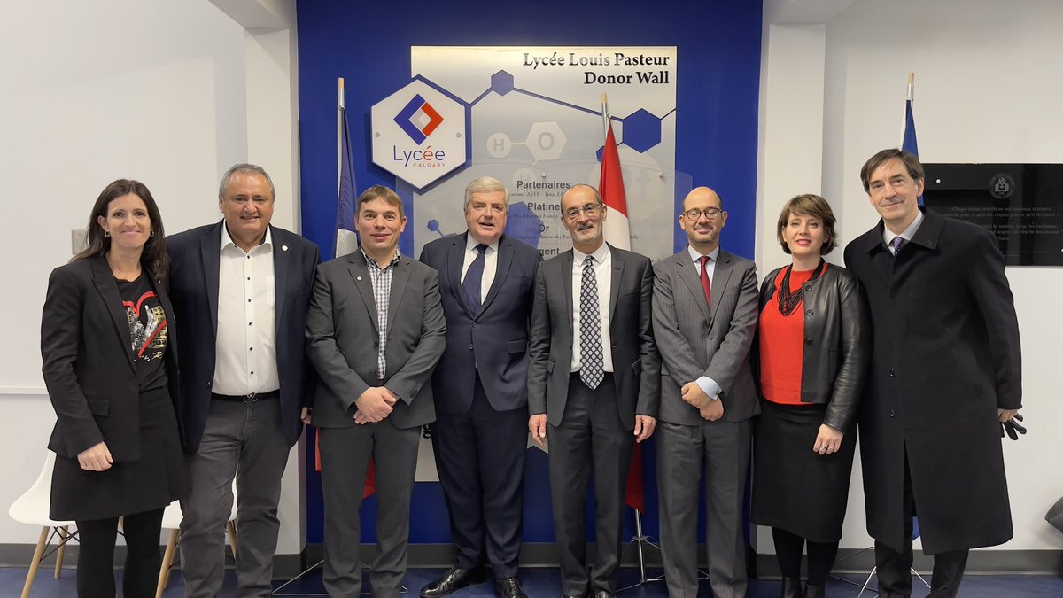 FredericCanadas's tweet image. Très honorés par la présence de Monsieur l’Ambassadeur de France au Canada, accompagné de Madame la Conseillère Culturelle, de Monsieur le Consul Général, et des élus. Merci Monsieur l’Ambassadeur pour cette chaleureuse visite au lycée de Calgary !