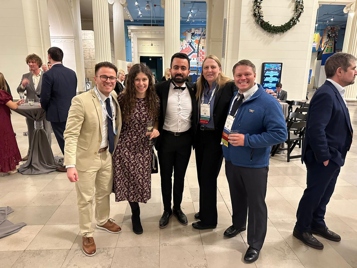 Fun times at the #RSNA2022 leadership recognition reception with Mayo Clinic group! @cookyscan1 @MergoPatMD @DaveDisantis @sbhatt1516 @AmitDesaiMD @CandiceBolanMd @OkromelidzeLela @DrOverfieldMD @wfsensak