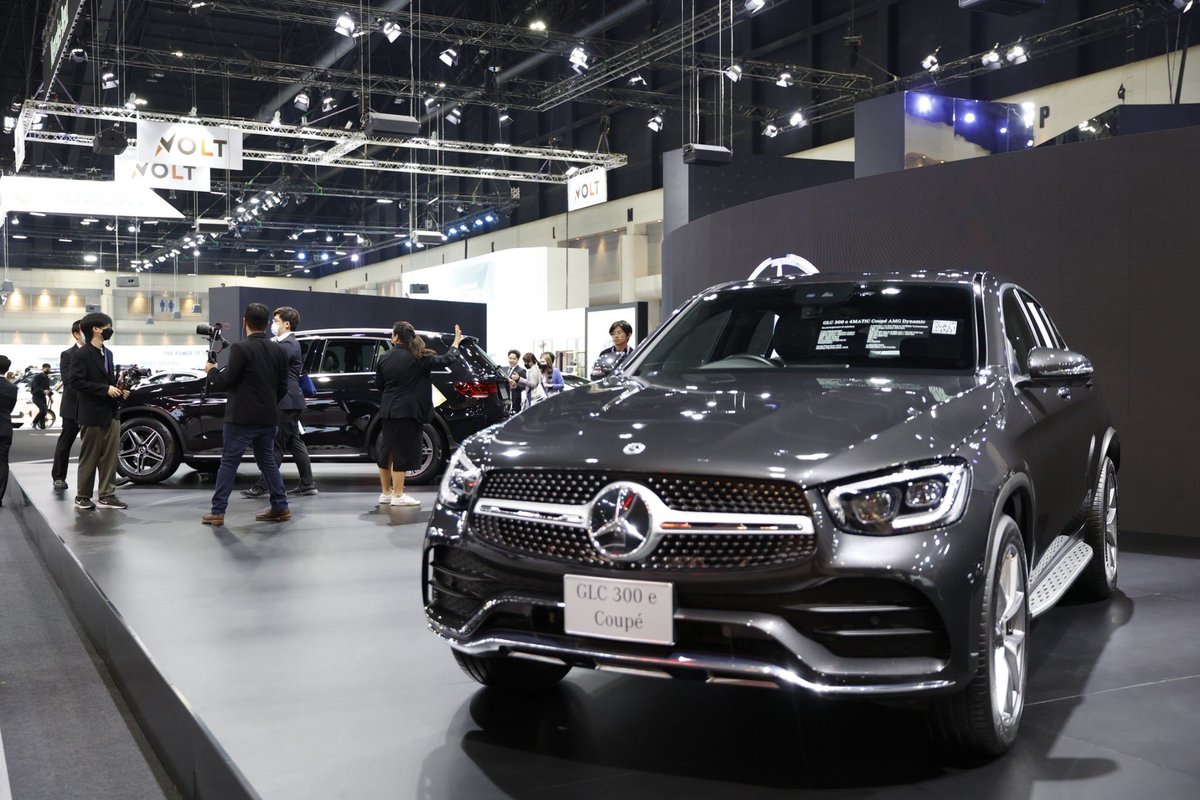 AeyTawat's tweet photo. #MercedesBenz เผยทิศทางใหม่ในการสร้างสรรค์บูธสำหรับงานจัดแสดงรถยนต์ พร้อมนำเสนอรถยนต์ไฮไลต์นำโดย #EQS500 4MATIC AMG Premium” รุ่นประกอบในประเทศ และ “Mercedes-AMG SL 43” เวอร์ชันใหม่ของรถยนต์สปอร์ตในตำนานที่แฟน ๆ รอคอย https://t.co/vni6T0KFjg