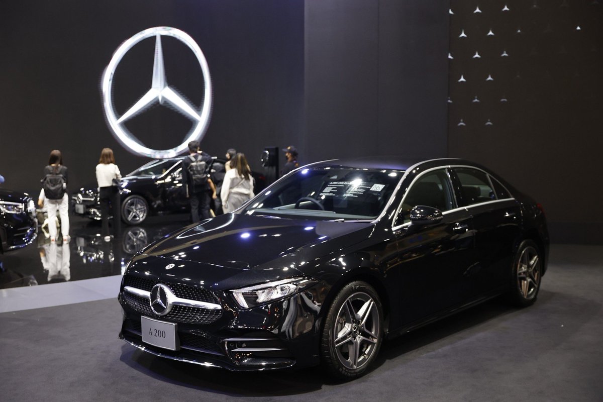 AeyTawat's tweet photo. #MercedesBenz เผยทิศทางใหม่ในการสร้างสรรค์บูธสำหรับงานจัดแสดงรถยนต์ พร้อมนำเสนอรถยนต์ไฮไลต์นำโดย #EQS500 4MATIC AMG Premium” รุ่นประกอบในประเทศ และ “Mercedes-AMG SL 43” เวอร์ชันใหม่ของรถยนต์สปอร์ตในตำนานที่แฟน ๆ รอคอย https://t.co/vni6T0KFjg