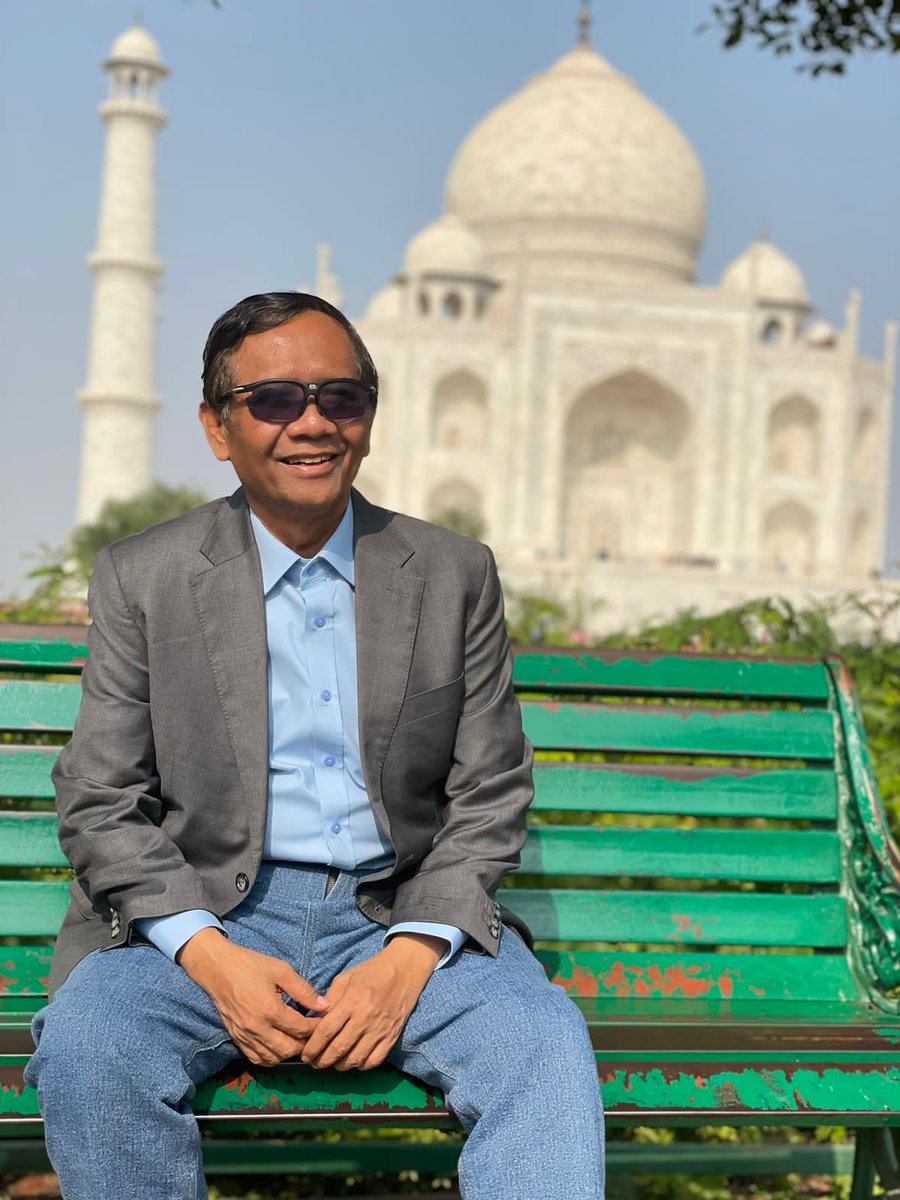 mohmahfudmd's tweet photo. Alhamdulillah kegiatan dialog antar iman yg diikuti oleh tokoh berbagai agama dari Indonesia dan India sdh selesai dgn hasil baik. Sempat berkunjung ke Taj Mahal (Mumtaz Mahall), peninggalan Kerajaan Islam yg masyhur. Kini siap naik lesawat utk kembali ke Indonesia via Singapura. https://t.co/8MLdJGrlDY
