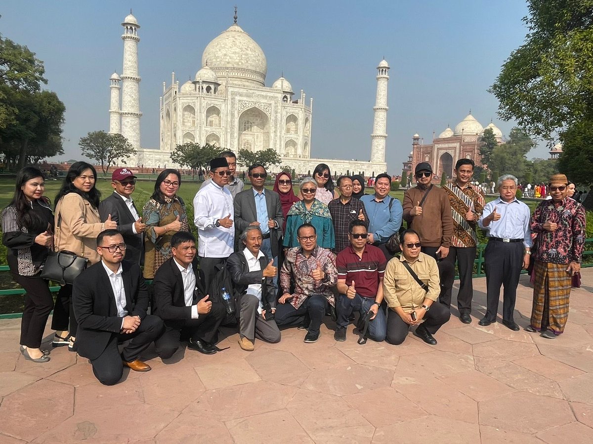 mohmahfudmd's tweet photo. Alhamdulillah kegiatan dialog antar iman yg diikuti oleh tokoh berbagai agama dari Indonesia dan India sdh selesai dgn hasil baik. Sempat berkunjung ke Taj Mahal (Mumtaz Mahall), peninggalan Kerajaan Islam yg masyhur. Kini siap naik lesawat utk kembali ke Indonesia via Singapura. https://t.co/8MLdJGrlDY