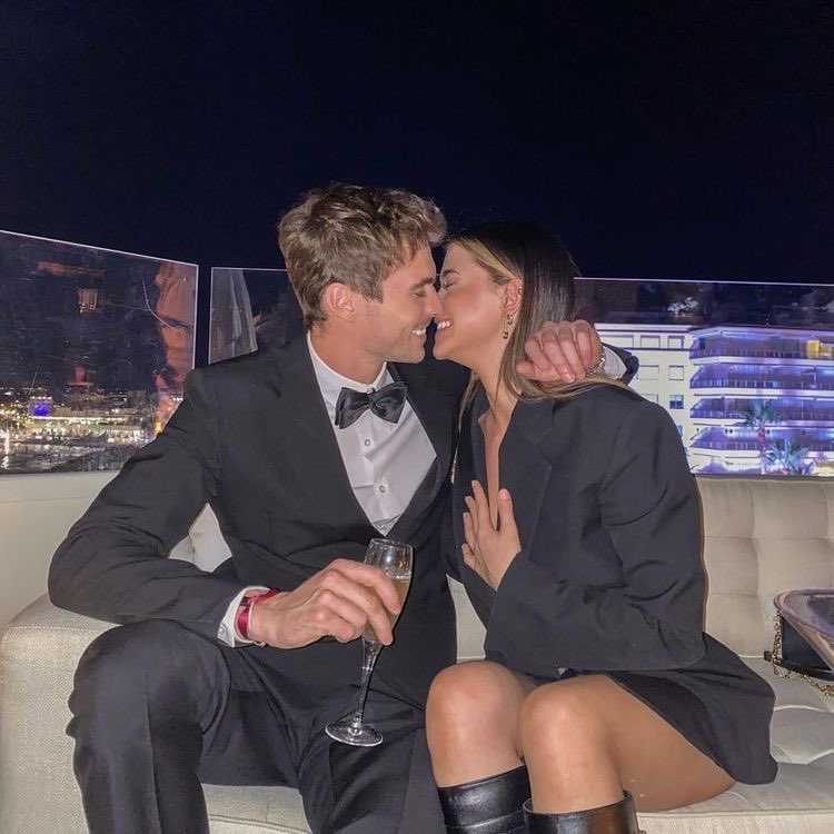 nicslvs's tweet photo. “Papá miró a mamá de esa manera, la adoración y devoción plasmada en sus ojos, la línea de su boca en esa media sonrisa de contento y la cara con expresión de afecto infinito. Me preguntaba si alguien me miraría así en algún momento.” https://t.co/SgINZJJPQg