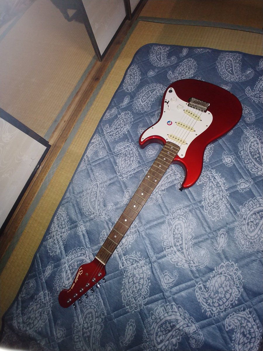 uyauyalove's tweet photo. トレンドに便乗してみる🤣
38年以上前に買ったYAMAHAのShouterとゆーストラト風の🎸でっす。
#エレキギター #YAMAHA #Shouter https://t.co/KPs3b53vI5