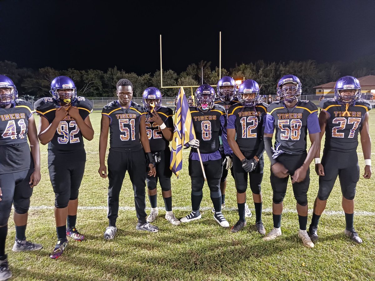DillardJr2's tweet photo. My position group gave me their all day after day rep by rep they became TRENCH MONSTERS 🦍💯🏈 certified Dawgs by all means I'm proud of you fellas and greatness awaits @joshlewis99_ @ridjyhilaire1 @JTT8_ I'm yall biggest fan Champs 🏆 #CoachDillard https://t.co/E1HRP8ILux