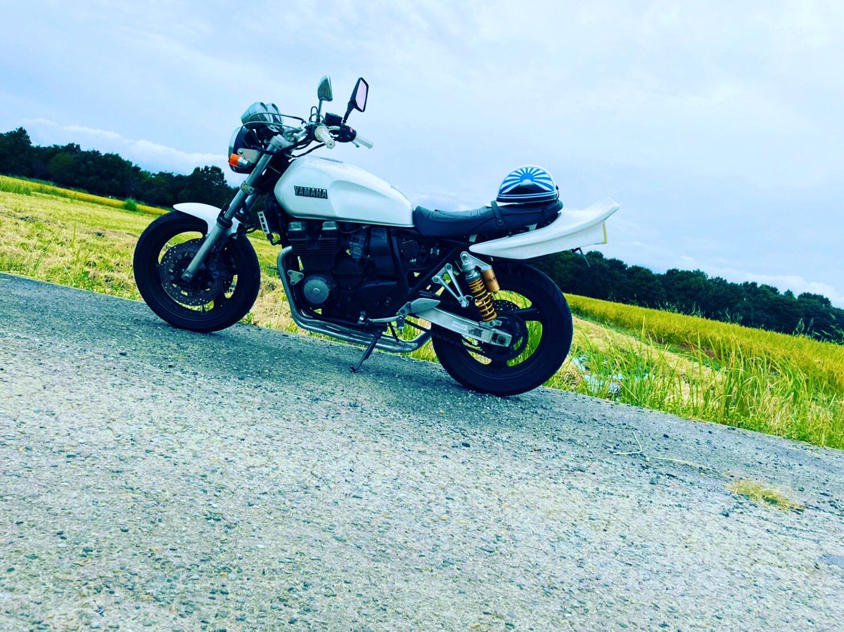 ns132942285's tweet photo. #xjr400売ります 
xjr400r 2001年式
改造点 cbx400fプロタッチマフラー
ハンドル、グリップ、cbxテールになります。サイレンサーdj豪菅、
マフラーcbx並みに音切れ半端ないです

不具合若干ニ次エアー気味だと思われます。新しいインマニあります。サイドカバーなし、フロントフェンダー割れ https://t.co/5axmsetSmt