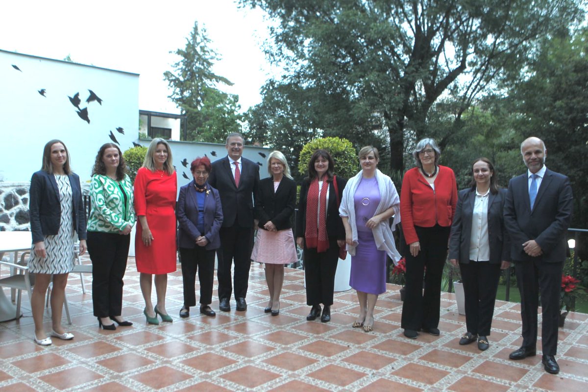 m_ebrard's tweet photo. Extraordinaria convivencia con las embajadoras de Armenia, Austria, Eslovaquia, Grecia, Irlanda  y Noruega en la residencia de Päivi Pojanheimo, embajadora de Finlandia en nuestro país. Gracias !! https://t.co/1VnW2HJTN0