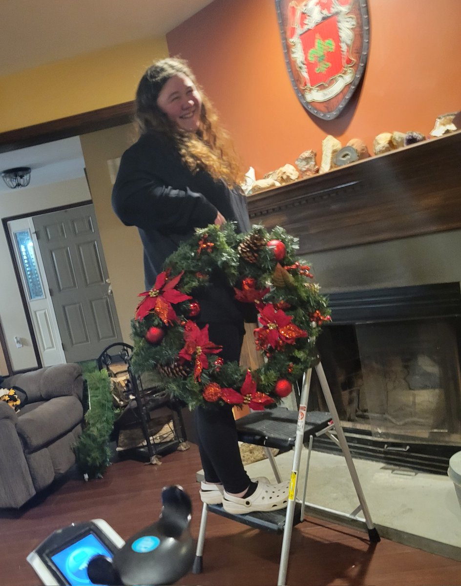 Uselesslegs's tweet photo. @GovKathyHochul sometimes Home Care is happening to put up with your fear of ladders to help your client decorate for the holidays. This is why I deserve #fairpayfomecare #carecantwait https://t.co/nHcZZgfLqm
