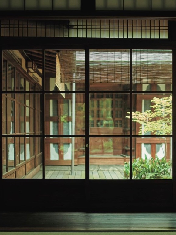 HERS_web's tweet photo. 【#HERS秋号、引き続き発売中】特集は「京都の時間」。この時間のために 泊まりたいホテル。京都での町家暮らしを体験できる、一棟まるごと借りられる「京の温所」
https://t.co/PE8h11lnIs
#hers_web #京都の時間 #京都 #旅特集 #整えなおす #暮らし #京の温所 #西陣別邸 #山本康平 撮影 #ハーズ https://t.co/fZ85BtfY6V