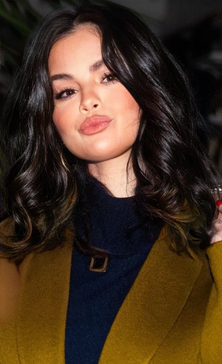 selsbestie's tweet photo. Wow Selena's beyond beautiful https://t.co/fUHPUXcwWu