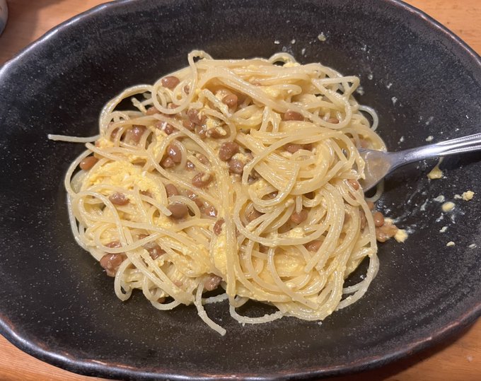 今日期限切れの卵と納豆があったので、ノリで半熟卵納豆パスタなう🍝カルボナーラっぽくて案外いける🤤 