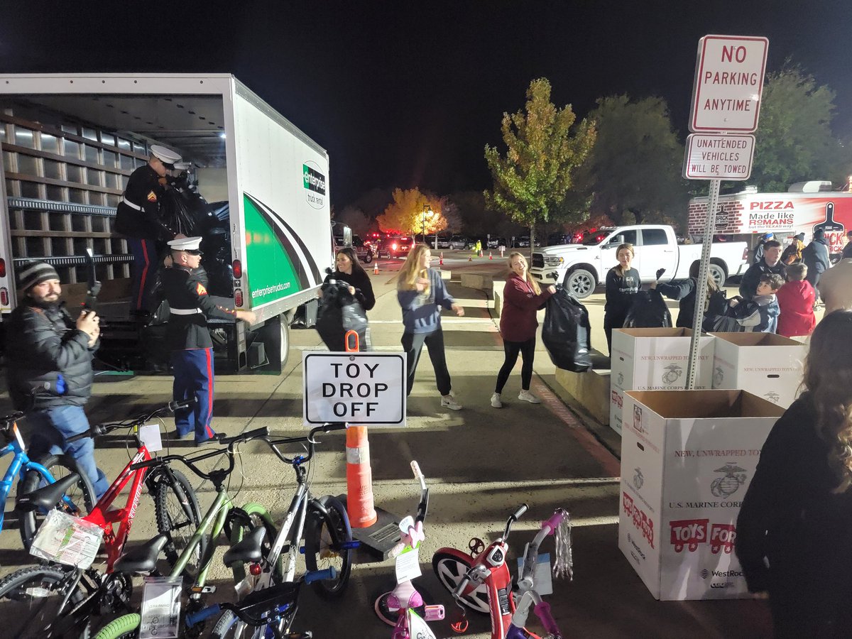 CHSLadySpartans's tweet photo. Toys for Tots was such an amazing event and a great night!! Grateful we had a chance to help in any way. 
We even got pictures with Santa! https://t.co/4RQnNMxokq