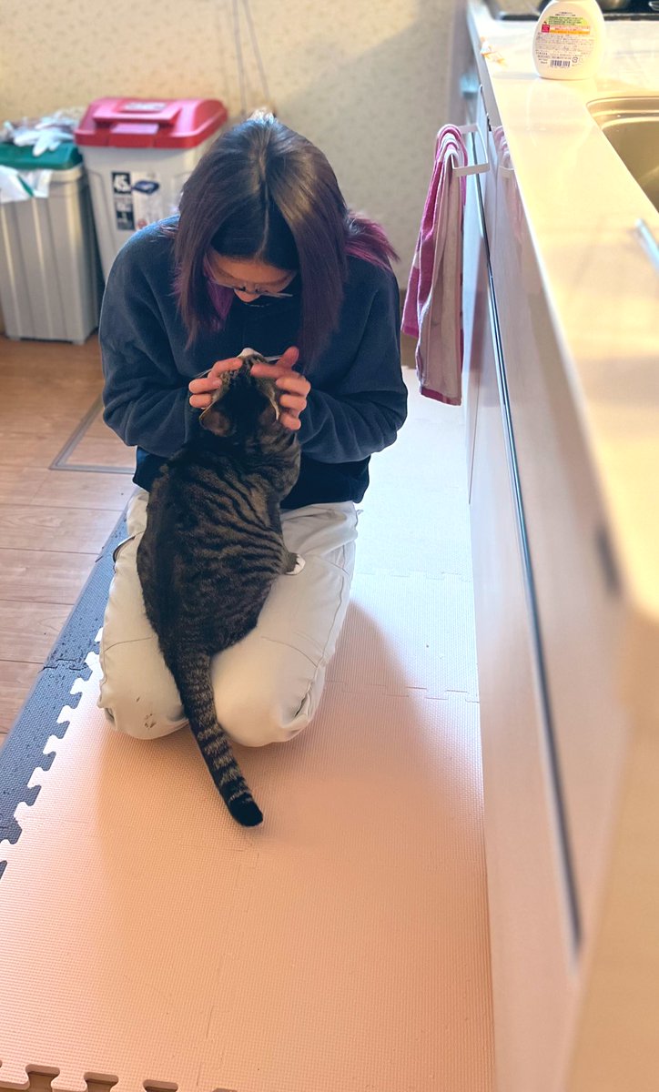 mamatohio's tweet photo. キッチンでイチャイチャしてたら娘に撮られてた。 https://t.co/cOu7mpXrxN