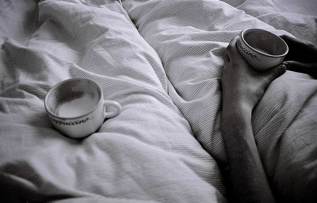 —Entra a la habitación y le entrega una taza de té a su esposo, el cual se encuentra en la cama leyendo un libro como cada noche—. ¿Capítulo interesante? —Pregunta al verlo tan concentrado, al mismo tiempo que deja un suave beso sobre su mejilla—. @_ANDERS0NBLAINE