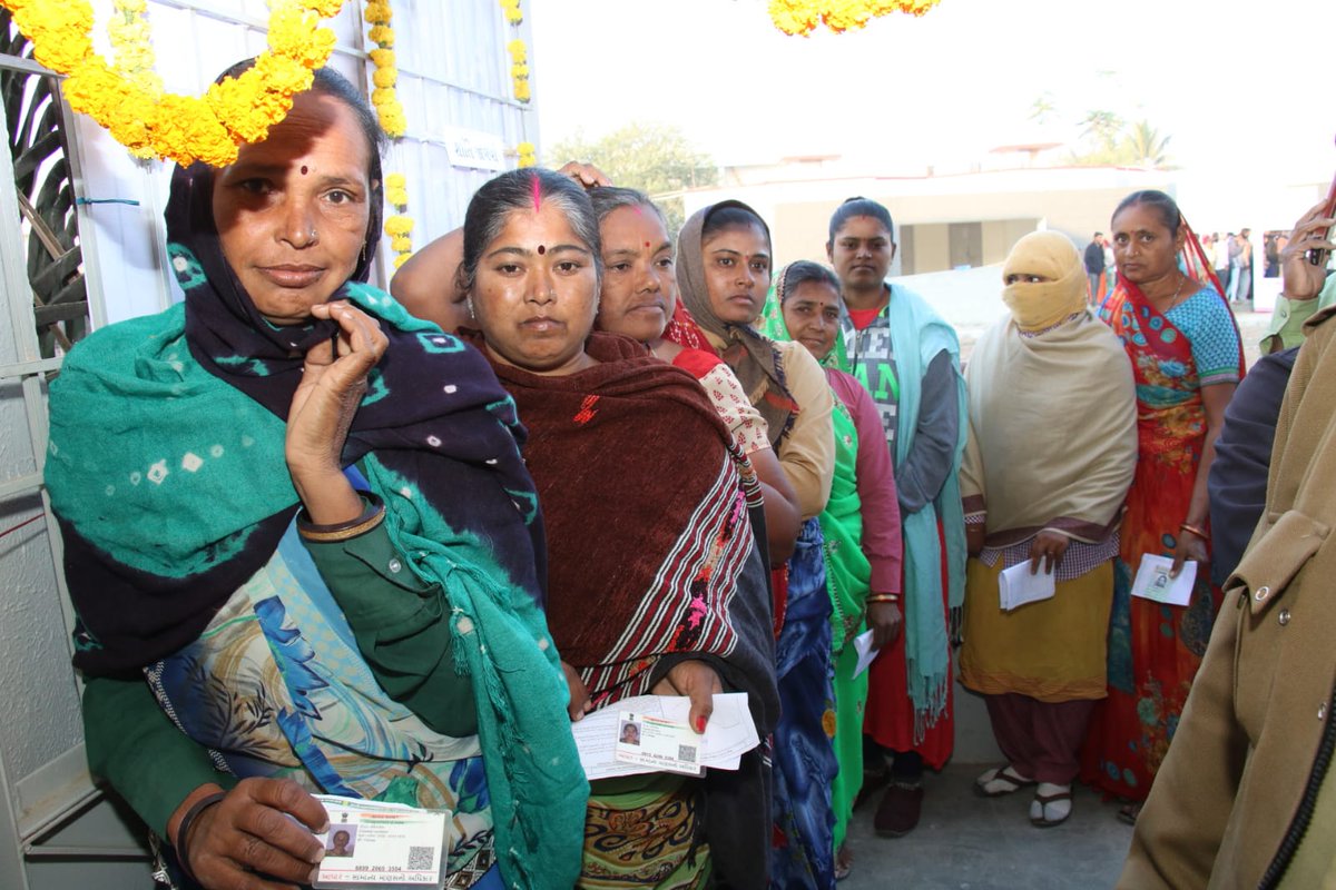 દેવભૂમિ દ્વારકા જિલ્લામાં શાંતિપૂર્ણ માહોલમાં મતદાનનો પ્રારંભ થયો છે. મતદારો તેમના મતાધિકારનો ઉપયોગ કરી રહ્યા છે. અને અન્ય લોકોને પણ મતદાન કરવા પ્રેરી રહ્યા છે. <a href="/CEOGujarat/">Chief Electoral Officer, Gujarat</a> <a href="/ECISVEEP/">Election Commission of India</a> <a href="/Election_Dwarka/">District_Election_Office_Devbhumi Dwarka</a> #AVSAR #Election2022 #novotertobeleftbehind #sveep #GoVote