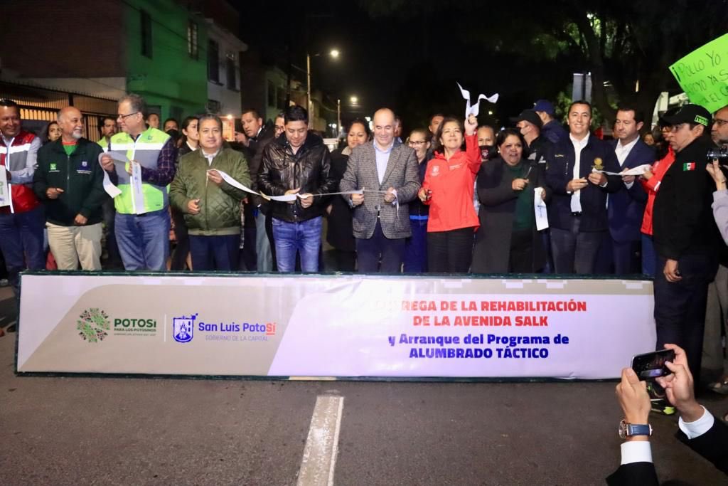 AntenaSanLuis's tweet photo. #Municipio | Compromiso cumplido: #AlcaldeGalindo entrega la #rehabilitaciónintegral de #avenidaSalk
En los primeros 14 meses del #GobiernodelaCapital, se alcanzaron los 430 mil metros cuadrados de rehabilitación de #VialidadesPotoSÍnas -> https://t.co/l0qwMcVpXV https://t.co/dUbtzQH3PR