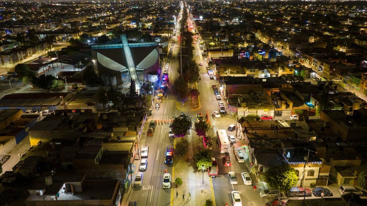 AntenaSanLuis's tweet photo. #Municipio | Compromiso cumplido: #AlcaldeGalindo entrega la #rehabilitaciónintegral de #avenidaSalk
En los primeros 14 meses del #GobiernodelaCapital, se alcanzaron los 430 mil metros cuadrados de rehabilitación de #VialidadesPotoSÍnas -> https://t.co/l0qwMcVpXV https://t.co/dUbtzQH3PR