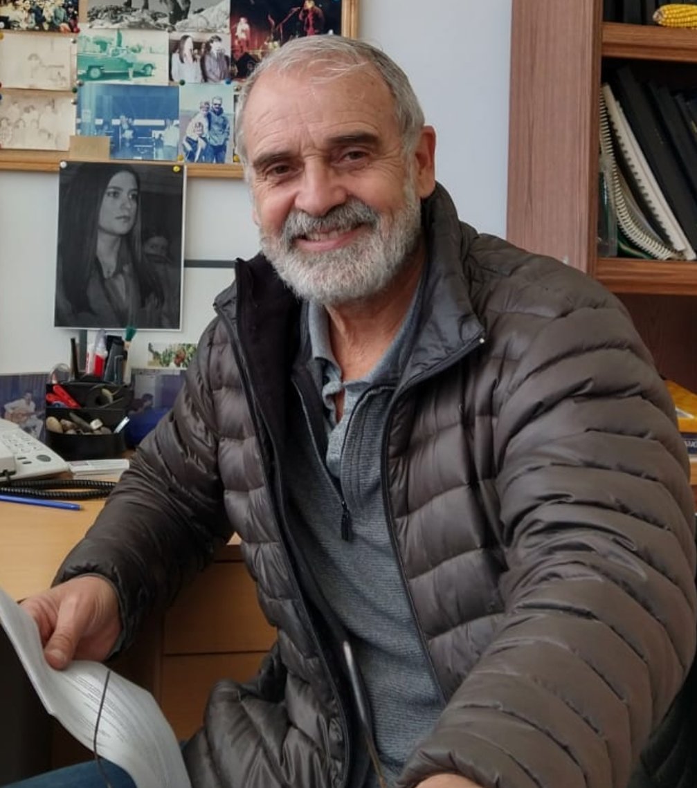 Como muchos saben Fernando Andrade se acaba de jubilar. Se están juntando firmas para pedir que lo nombre Prof. Emérito. Yo no puedo ir a Bce a firmar pero se me ocurrió armar algo simbólico para sumarme. Les pido RT y like de apoyo a los que como yo han disfrutado de sus clases