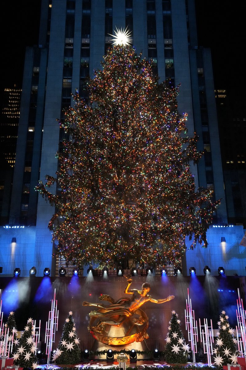 nbc's tweet photo. It's the most wonderful time of the year! 🎄 #RockCenterXMAS https://t.co/IvowoWkfrQ