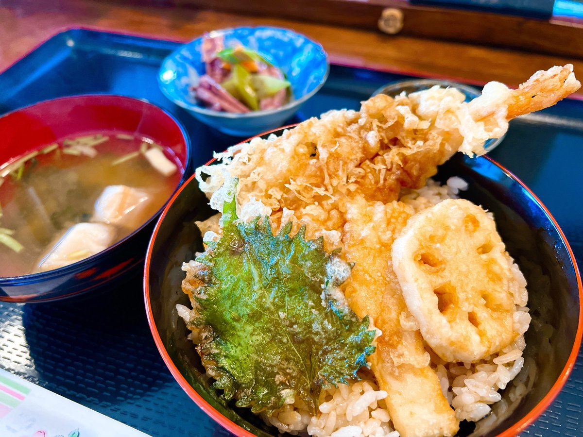 torinohitonikki's tweet photo. こ、これが噂の１キロ蕎麦ですか！

館鼻岸��朝市の会場前
八戸市湊町 #悦中庵 さんの『二八そば』

この手の付けようが無い感…w
どう見ても悪ふざけの量なのに
これで並盛だよ！

ミニ天丼を注文した10分前の自分をハリセンでぶっ叩きたい。
誰かが大盛り注文したらしく少しザワついてた。 https://t.co/NT5fguMkup