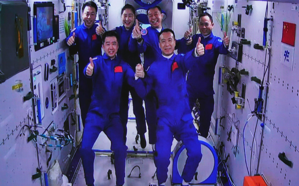 ChinaDaily's tweet photo. The six Chinese astronauts from the Shenzhou XIV and Shenzhou XV missions marked a historic moment on Wednesday as they met inside the country's Tiangong #space station. https://t.co/HgqT2dX4kk https://t.co/pKYKNm0y5Z