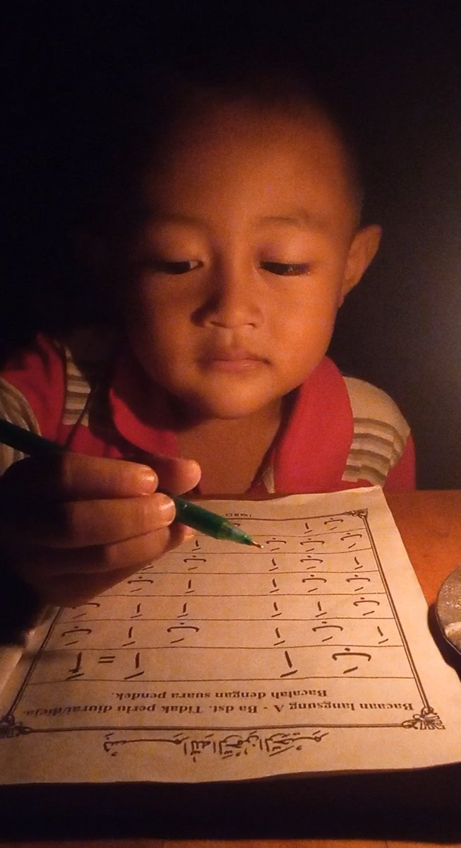 abdulghofurr's tweet photo. Desember tetep semangat ngaji donkkk.... 
Ayo do ngaji ben iso aji
Nek wis iso, ojo dinggo minteri ?? 
hobi ku ngaji.... 
Kalo hobi kalian....??? https://t.co/DVtK15muxr