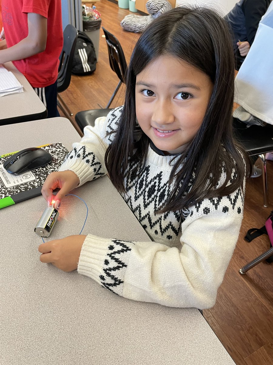 ashleyborak's tweet photo. Exploring with circuits! https://t.co/raroMHYr4Q