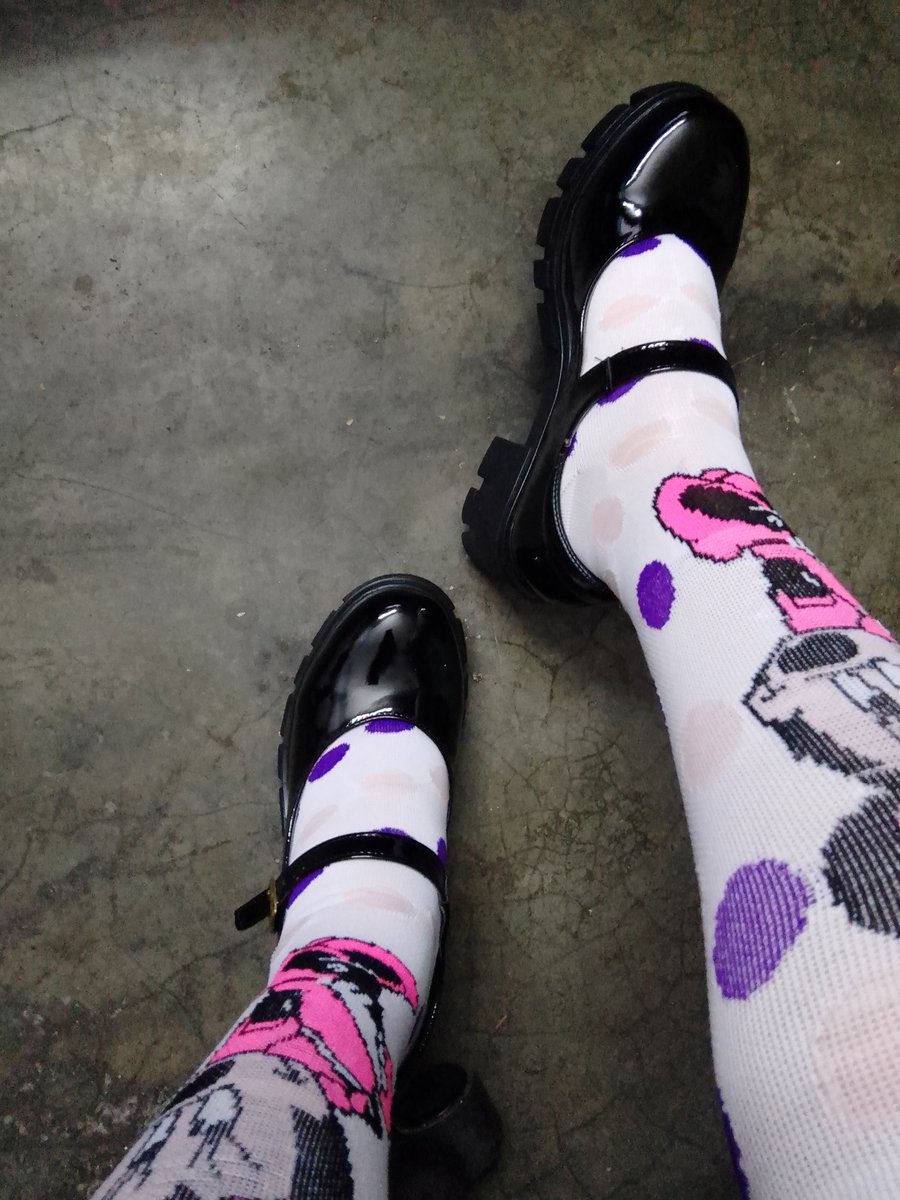 katycolegialatv's tweet image. buenas buenas solo pasaba a presumir mis nuevos zapatos 🥰 gracias por su atención pueden seguir con sus cosas  😉