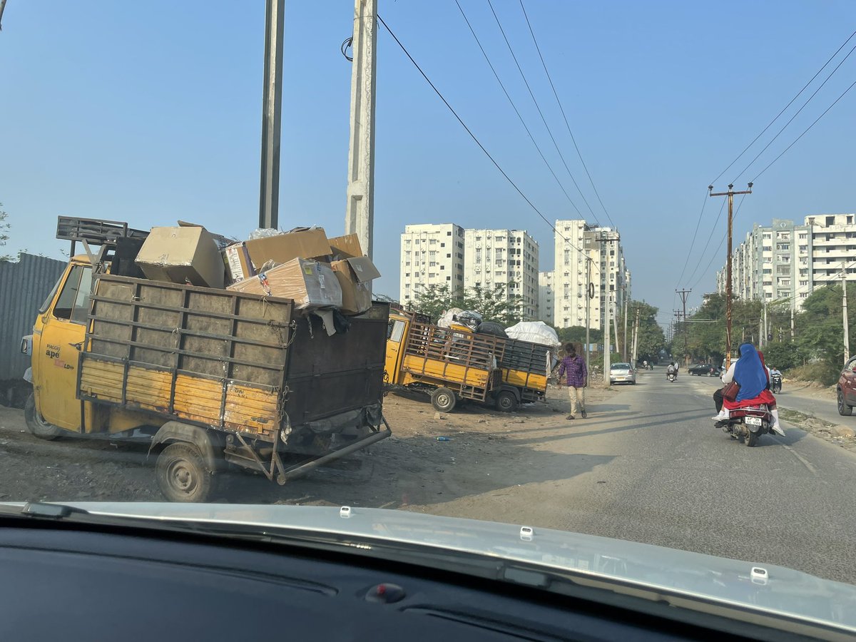 humanityfirst_'s tweet photo. Garbage collection Parking a big hurdle in maintaining #cleanliness at nearby areas of Hasmatpet lake and Mansarovar,Residents of @GHMCward119 requesting @MinisterKTR @GHMCOnline @zckukatpally @mkrkkpmla to please shift them somewhere else https://t.co/lYFhzeNfh2