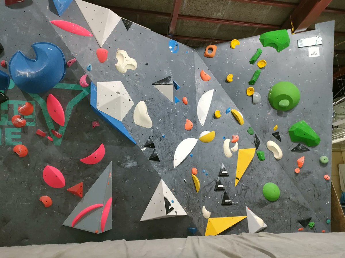 FreeclimberH's tweet photo. 11/9、栃木県那須塩原市にある【Bouldering Gym Zone】にてセット。
ヒラリーと5級から2Dまでをセット！
課題にもよりますが、小学生から大人まで楽しめる内容になっています！
テクニカルでムーブも多彩。コツを掴めばきっと登れる！
栃木県の県北にあるゾーン。
是非登りに行ってみてください！ https://t.co/LOawJQdIvf