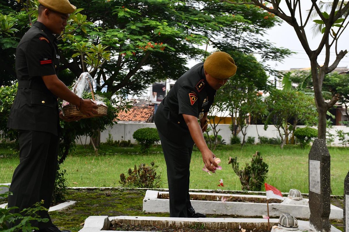 Yonarmed_7's tweet photo. Dibawah pimpinan Komandan Batalyon Armed 7/105 GS Biringgalih, Letnan Kolonel Arm Nikolas Sirilus, melaksanakan Ziarah dan Tabur bunga di Taman Makam Pahlawan (TMP) Bulakapal, Jl. Ir. H. Juanda, Kel. Aren Jaya, Kec Bekasi Timur, Kota Bekasi, Kamis (1/12/2022). https://t.co/A12uZqdDnR