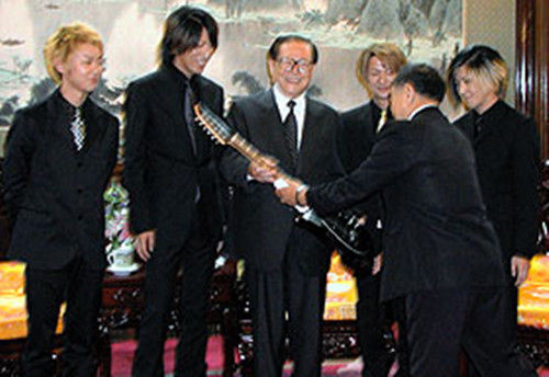 iChongqing_CIMC's tweet photo. 2002年、中日国交正常化30周年を迎えた日本のバンドGLAYは、北京の工人体育館で「GLAY ONE LOVE IN BEIJING」という記念コンサートを開催しただけでなく、当時の江沢民主席に謁見している。
#JiangZemin #JIANG_ZEMIN #Jiang #Jiangzeming https://t.co/GuI2AngBiF