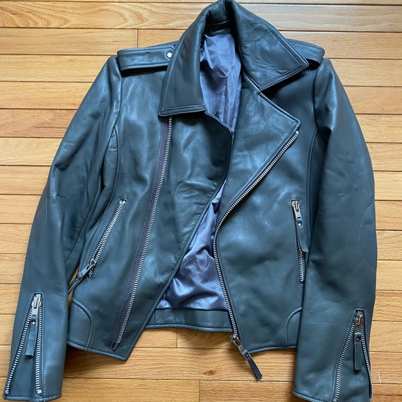 julieeley's tweet photo. So good I had to share! Check out all the items I'm loving on @Poshmarkapp #poshmark #fashion #style #shopmycloset #kennethcole #hm: https://t.co/7zPuaEOljE https://t.co/tkl33kOkRH