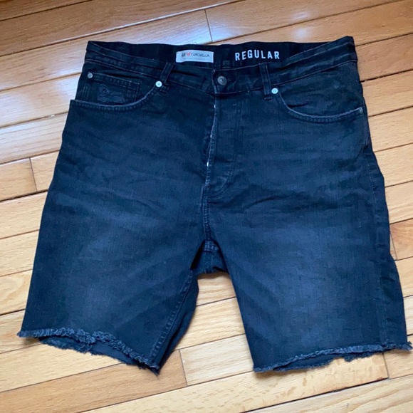 So good I had to share! Check out all the items I'm loving on <a href="/Poshmarkapp/">Poshmark</a> #poshmark #fashion #style #shopmycloset #kennethcole #hm: posh.mk/w6KL912xovb