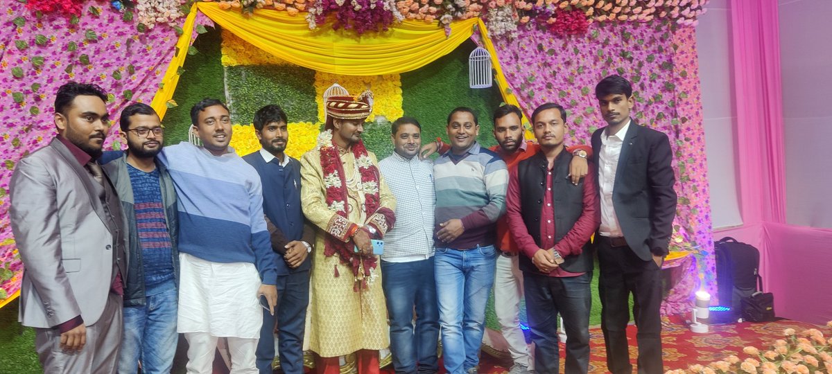 PINTUYADAVKING2's tweet photo. बीती रात मधेपुरा में विभिन्न शादी समारोह में शामिल हुए माननीय पूर्व सांसद पप्पू यादव जी के साथ 
बी एन मंडल वि��्वविद्यालय के अभियंता बड़े भाई रितेश प्रकाश जी के शादी में शामिल हुए।
#Pappuyadav https://t.co/hk6xmUcXvf