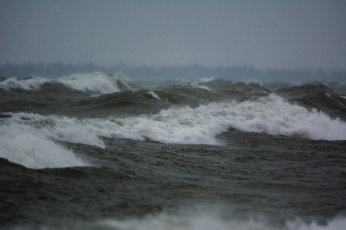 Grand Bend wasn't a place to sail a boat tonight...
#shareyourweather <a href="/weathernetwork/">The Weather Network</a> #onwx