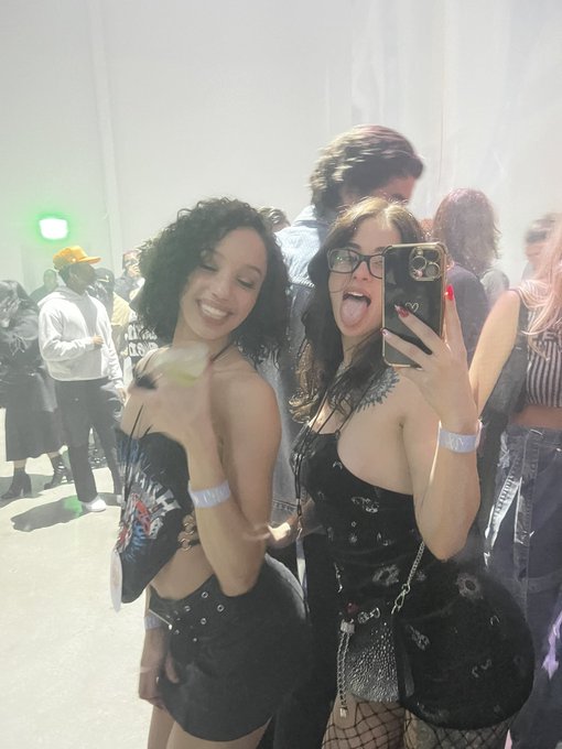 Follow my babe @justletmelive69 ??? https://t.co/RWfXuQEeG0