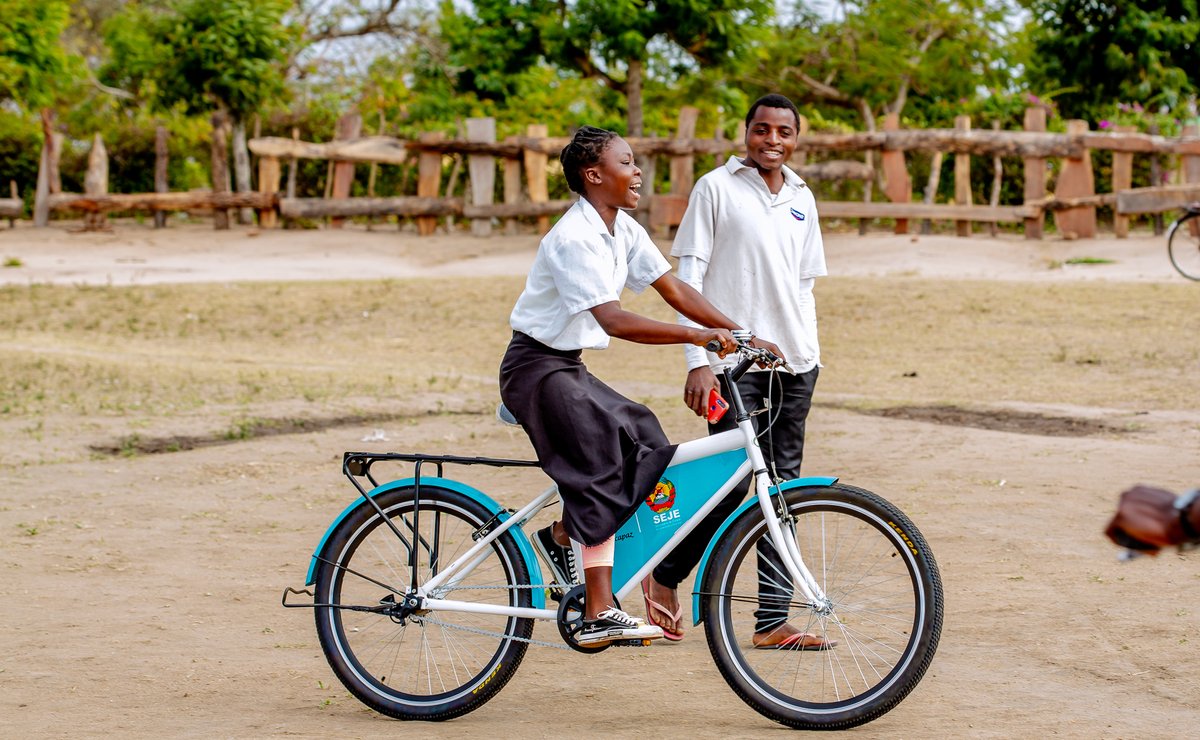 Mozambikes's tweet photo. Cheerful and happy is how we see the students of the Macossa Secondary School.
We wish them "all the best" in their rides to school.
#Mozambikes #SEJE #EuSouCapaz https://t.co/yWZaGg2XYN