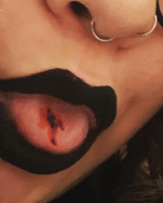 Yummmm 🖤😈 #giantess #giantessvore #giantessrampage https://t.co/FIzFiAXVBU<a href="/tag/giantess"class="tags">#giantess</a><a href="/tag/giantessvore"class="tags">#giantessvore</a><a href="/tag/giantessrampage"class="tags">#giantessrampage</a>