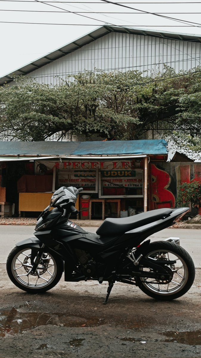 bandoteh's tweet photo. Siang ini panas banget, saking panasnya aku jadi suka sama mba mba spbu yg ngisi full ga luber https://t.co/029IzxyMFi