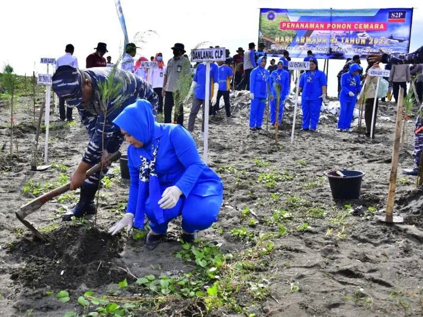_TNIAL_'s tweet photo. Green thumb mana suaranya... π³
Selain mangroves, TNI AL kali ini menanam cemara laut di Pantai Tegal Kamulyan π²
Lokasi ini dipilih Lanal Cilacap mengingat potensi abrasi di pantai tersebut π
#HUTArmada
https://t.co/AFcSjOMOXs https://t.co/MccllPuw9W