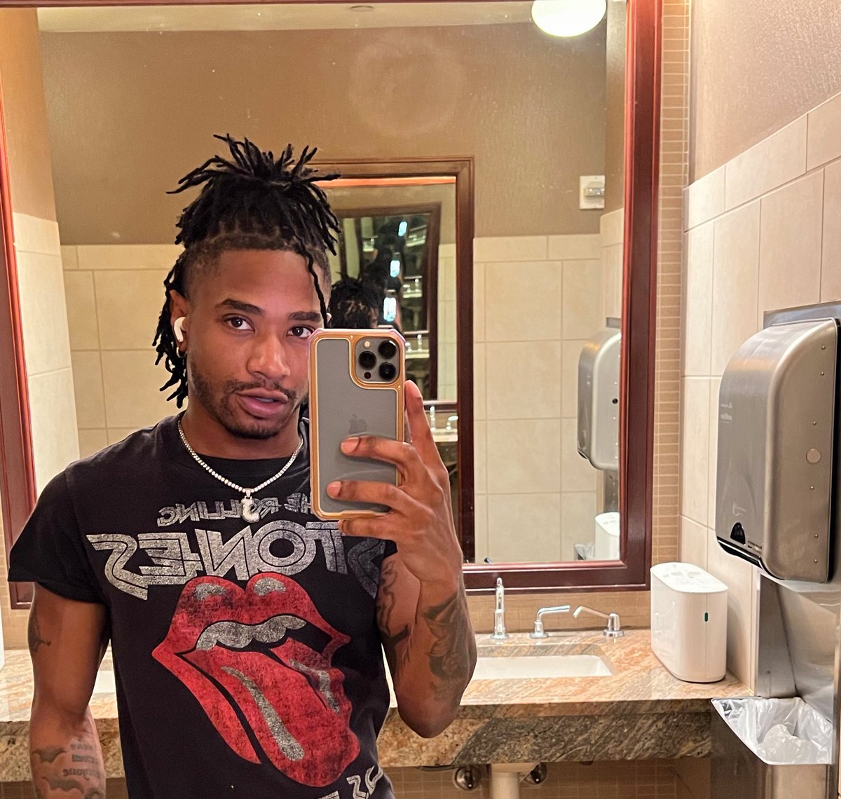 thvtsdom's tweet photo. sooo I dyed my hair jet black 🕷️ https://t.co/ODUZlYXzCE