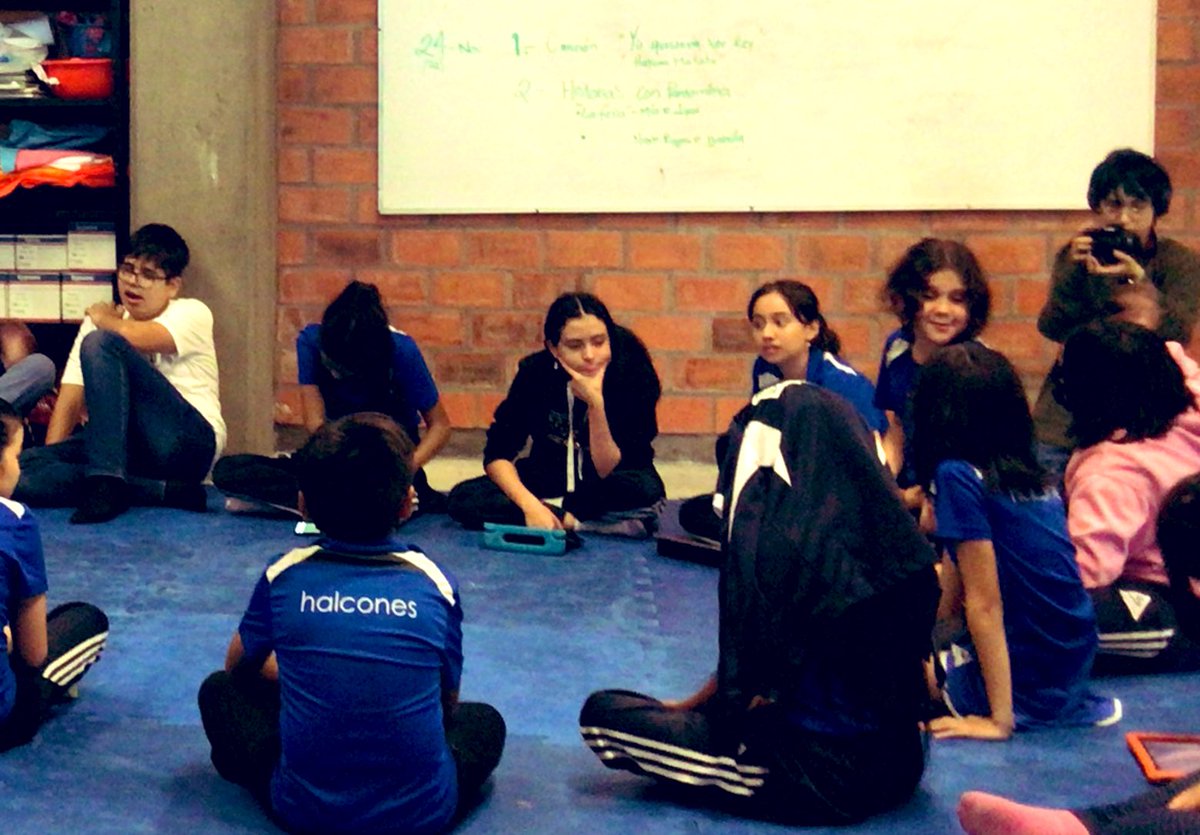 cartescsb's tweet photo. El elenco principal para el próximo cierre de semestre trabajando en el guión, aprovechando la facilidad de sus dispositivos para hacer anotaciones y resaltar sus diálogos, facilitando así su memorización. #AppleTeacher #CSBartes @CSBoficial @JJHoyos_CSB @oz_csb https://t.co/i56C4O5oaw