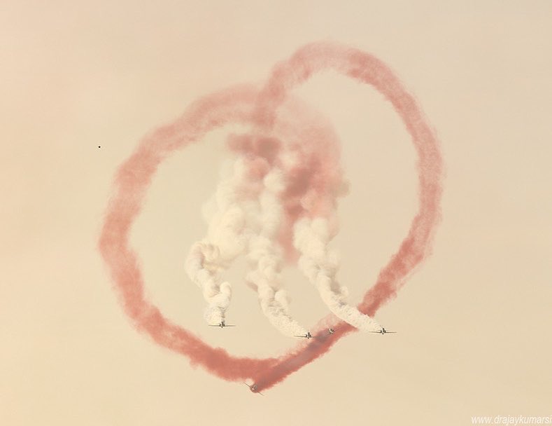 Draksphotos's tweet photo. Bahrain International Airshow 2022 (BIAS 2022). #SaudiHawk #RedArrows https://t.co/fJYswAvKc9